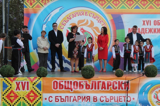Добрич: С български фолклорни песни и танци премина първият ден от 16-ия общобългарски младежки фолклорен събор „С България в сърцето” в Каварна