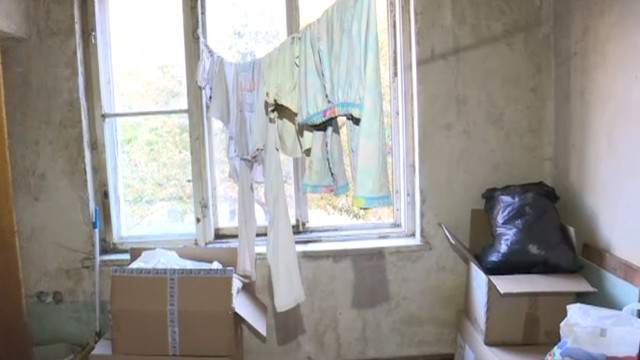Без ток и с голи стени: Семейство с две деца живее в пълна мизерия (СНИМКА)