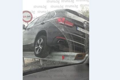 Инцидент на магистралата край Сандански! БМВ се качи на мантинелата