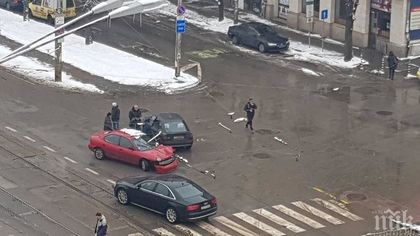 Зрелищна катастрофа между две коли на столичния бул.