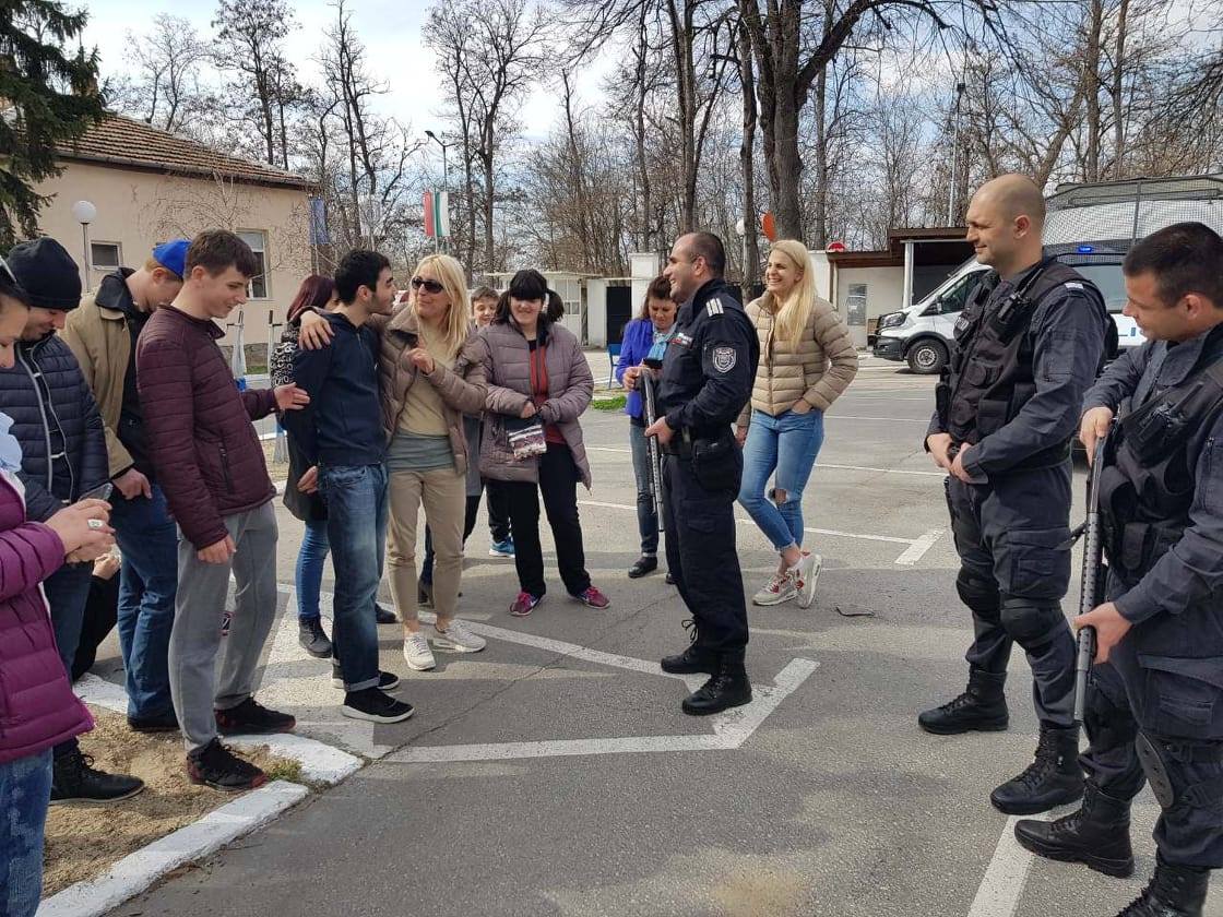 Спецполицаите на Пловдив показаха как се неутрализира престъпник на деца с увреждания