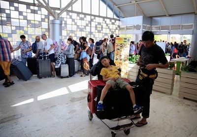 Поне 82 са жертвите на земетресението в Индонезия, стотици са ранени
