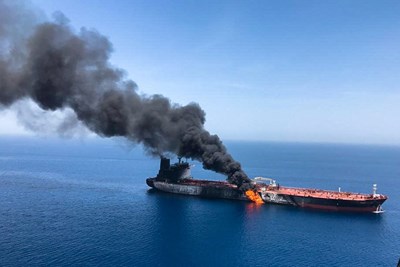 Връщат на борда спасените моряци от взривените танкери