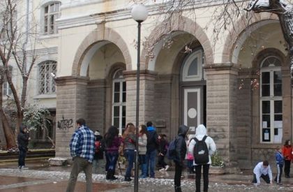 Чистачка в училище преджобва третокласници