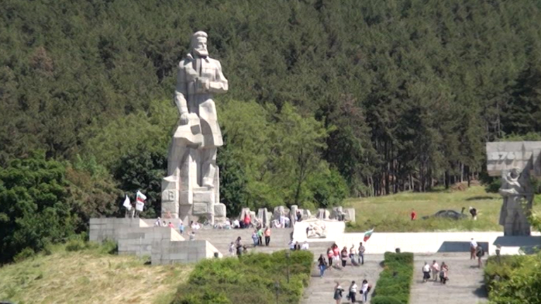 България отдава почит на Ботев и на загиналите за свободата ни