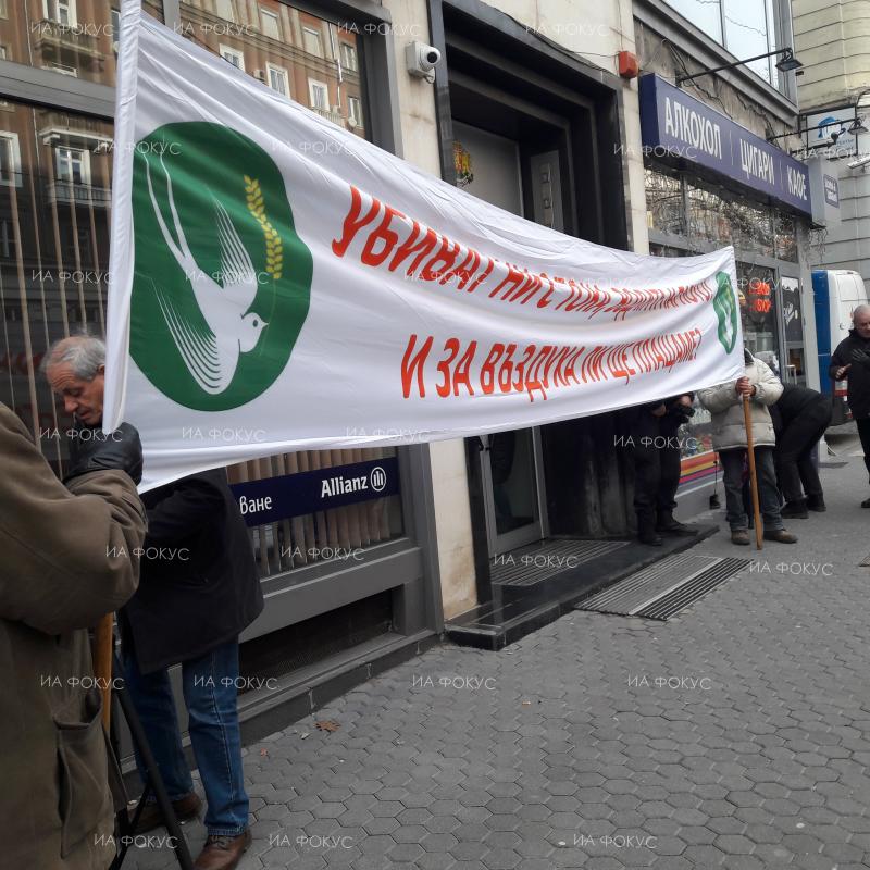 София: Няколко души протестират пред сградата на КЕВР срещу поскъпването на водата