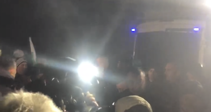 На протеста срещу ромите във Войводиново: Полицаи свалиха каските (ВИДЕО)