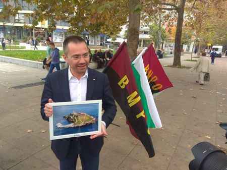 На живо във Флагман.бг: Водачът на листата на ВМРО Ангел Джамбазки се среща с бургазлии на площад „Тройката”