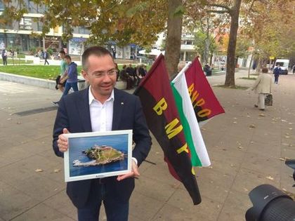 На живо във Флагман.бг: Водачът на листата на ВМРО Ангел Джамбазки се среща с бургазлии на площад „Тройката”