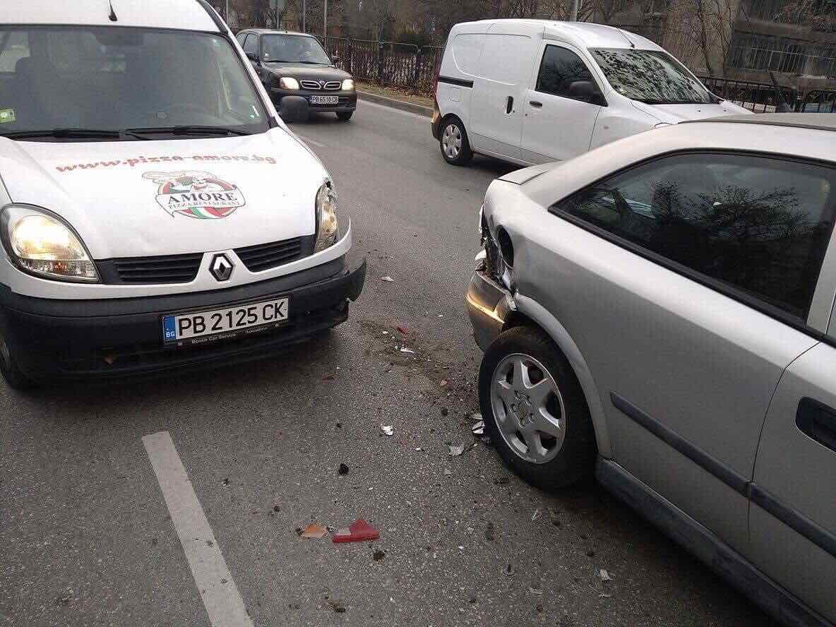 Доставчик се заби във Форд на бул. 