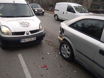 Доставчик се заби във Форд на бул.