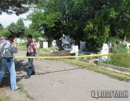 Вижте снимка от поругания заради златен часовник гроб на бодигарда на Очите