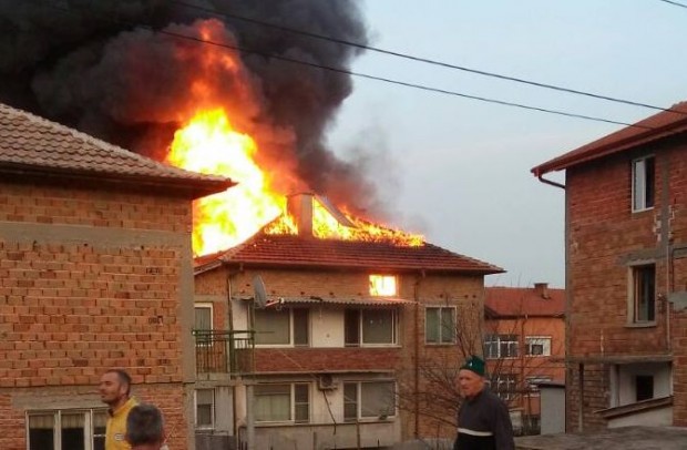 Голям пожар изпепели къща в Куклен
