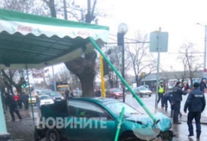 Джигитът, направил погром в дюнерджийница в София, тръгнал да бяга, държал се неадекватно (СНИМКИ)