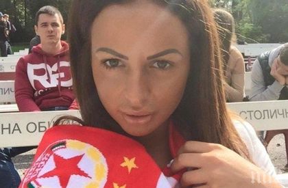 Фенка номер 1 на ЦСКА се снима чисто гола! Дамата показа прелести и заяви: Поздрави за... (СНИМКА 18+)
