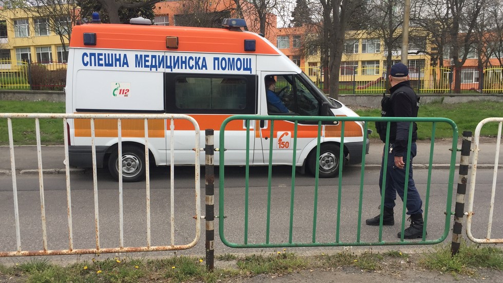 Пребиха зверски момче на входа на училище пред всички