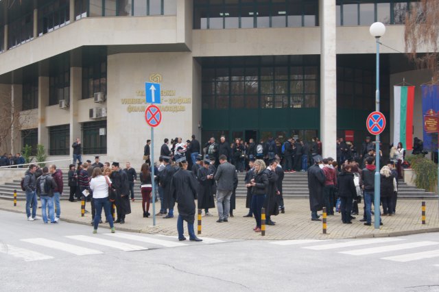 Майка на три деца взе диплома за инженер