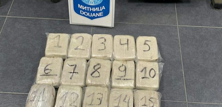 Мъже, опитали да пренесат хероин за 420 бона, остават в ареста