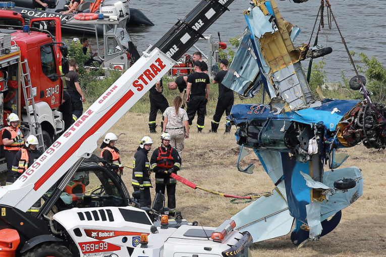 Самолет падна в река в Полша, пилотът загина