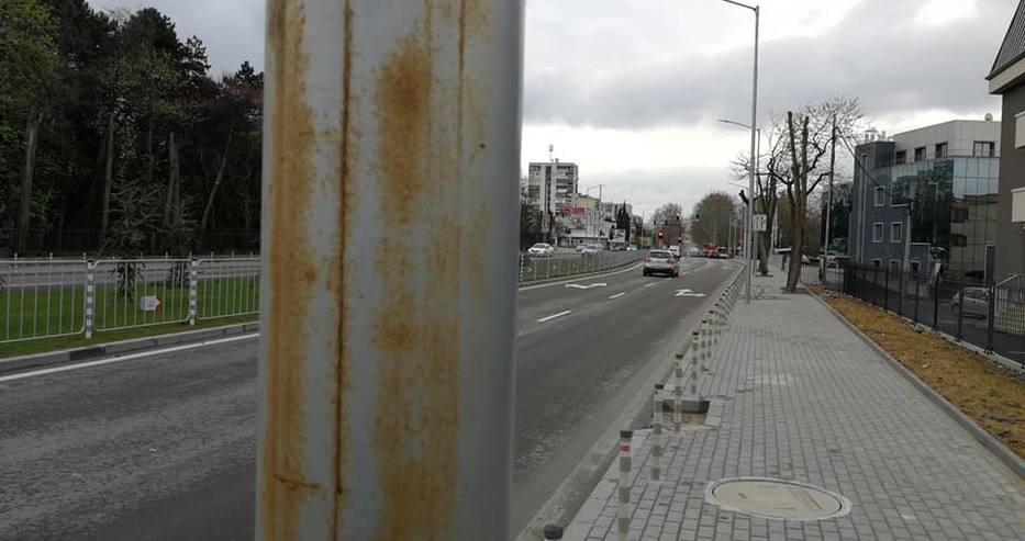 Нови стълбове на ремонтиран булевард във Варна ръждясаха! Хората попиляха общината с коментари