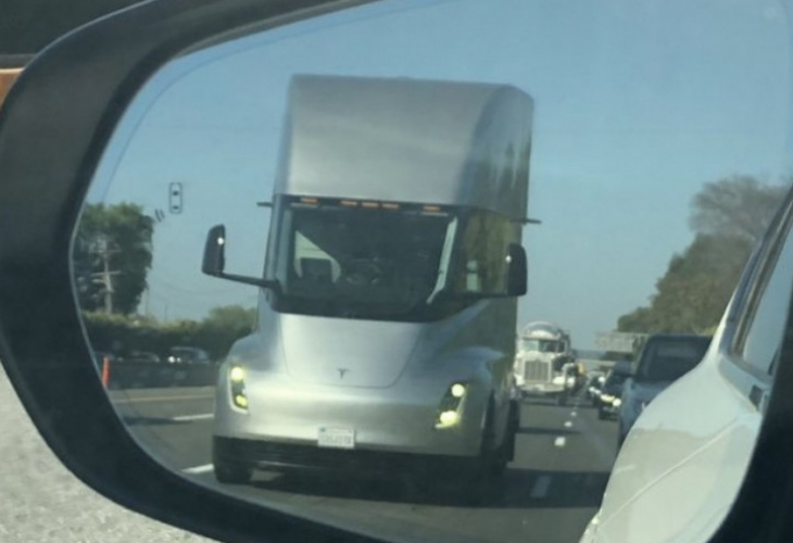 Камионът на Tesla бе заснет на пътя без шофьор в кабината (Видео)