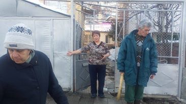 Цяла улица на бунт след запушена канализация от ромска махала