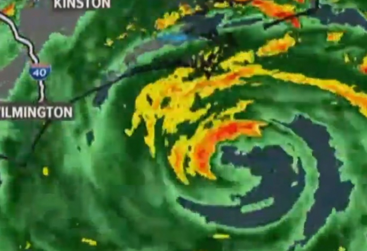 Ураганът „Флорънс“ достигна бреговете на Каролина с вятър, дъжд и наводнения (ВИДЕО)