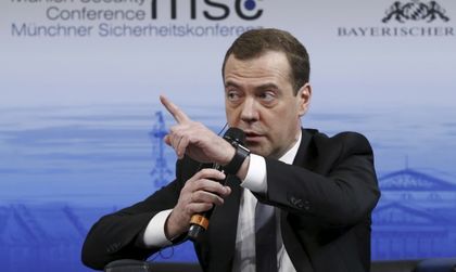 Потъваме в нова Студена война, видя Медведев
