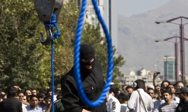 9 екзекутирани в Иран – насилили групово жена