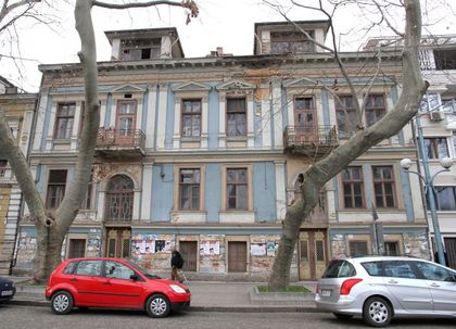 Издирват под дърво и камък собственици на опасни сгради