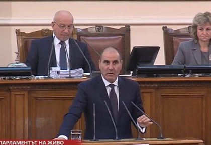 Депутатите подскочиха като ужилени заради заплахата на Нинова, а Цветанов... (СНИМКИ)