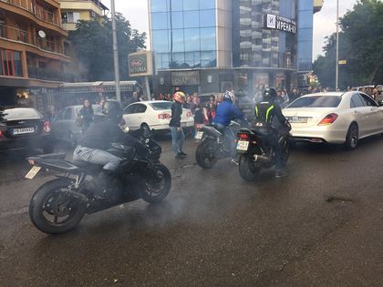 Мотори вдигнаха адреналина пред Новотела, пилиха здраво гуми (ВИДЕО)