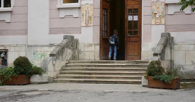 Изключват шестокласника, оставил без далак свой съученик след спор за топче