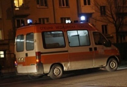 Млада жена скочи от висок блок и загина на място