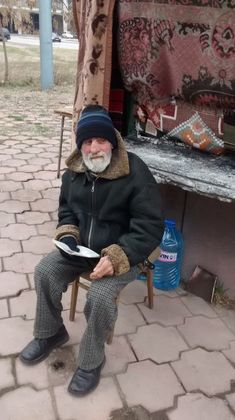 Живот в будката за билети: Фейсбук изхранил Валя и Кольо през зимата