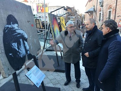 Тръпки побиха Цветанов пред Берлинската стена в Пловдив