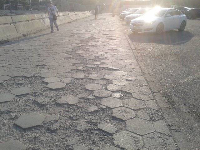 Ето какво остана от плочките пред Тримона СНИМКИ