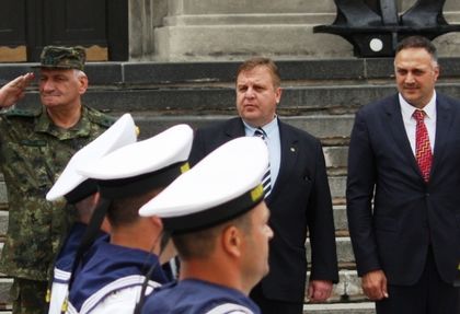 Каракачанов отиде на свиждане на оцелелите пилоти от падналия вертолет „Пантер“, посочи какъв проблем имат