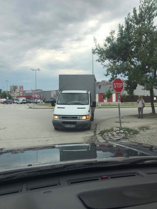 Товарен автомобил паркира на кръстовище, чакаш или влизаш в насрещното (СНИМКИ)