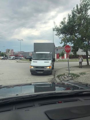 Товарен автомобил паркира на кръстовище, чакаш или влизаш в насрещното (СНИМКИ)