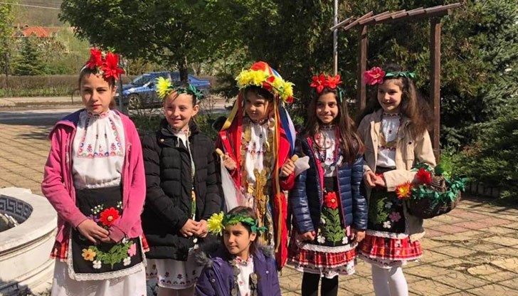 Лазарки шетат из село Николово