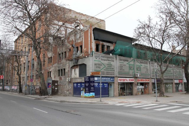Опасна къща в суперцентъра сипе мазилка над минувачите