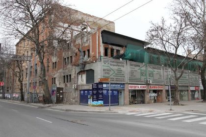 Опасна къща в суперцентъра сипе мазилка над минувачите