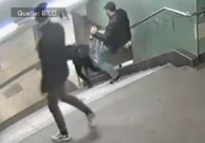 Повдигнаха обвинение на мъжа, ритнал жена в берлинското метро