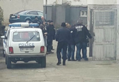 Ексклузивно! Това са арестуваните полицаи за кражба на гориво след разследване на 