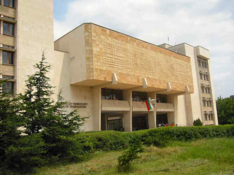 62-ма абсолвенти от Физическия факултет на ПУ се дипломират в събота