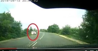 Ексклузивни кадри от кола на пътя край Варна! Само за миг и се случи нещо ужасно... (ВИДЕО)