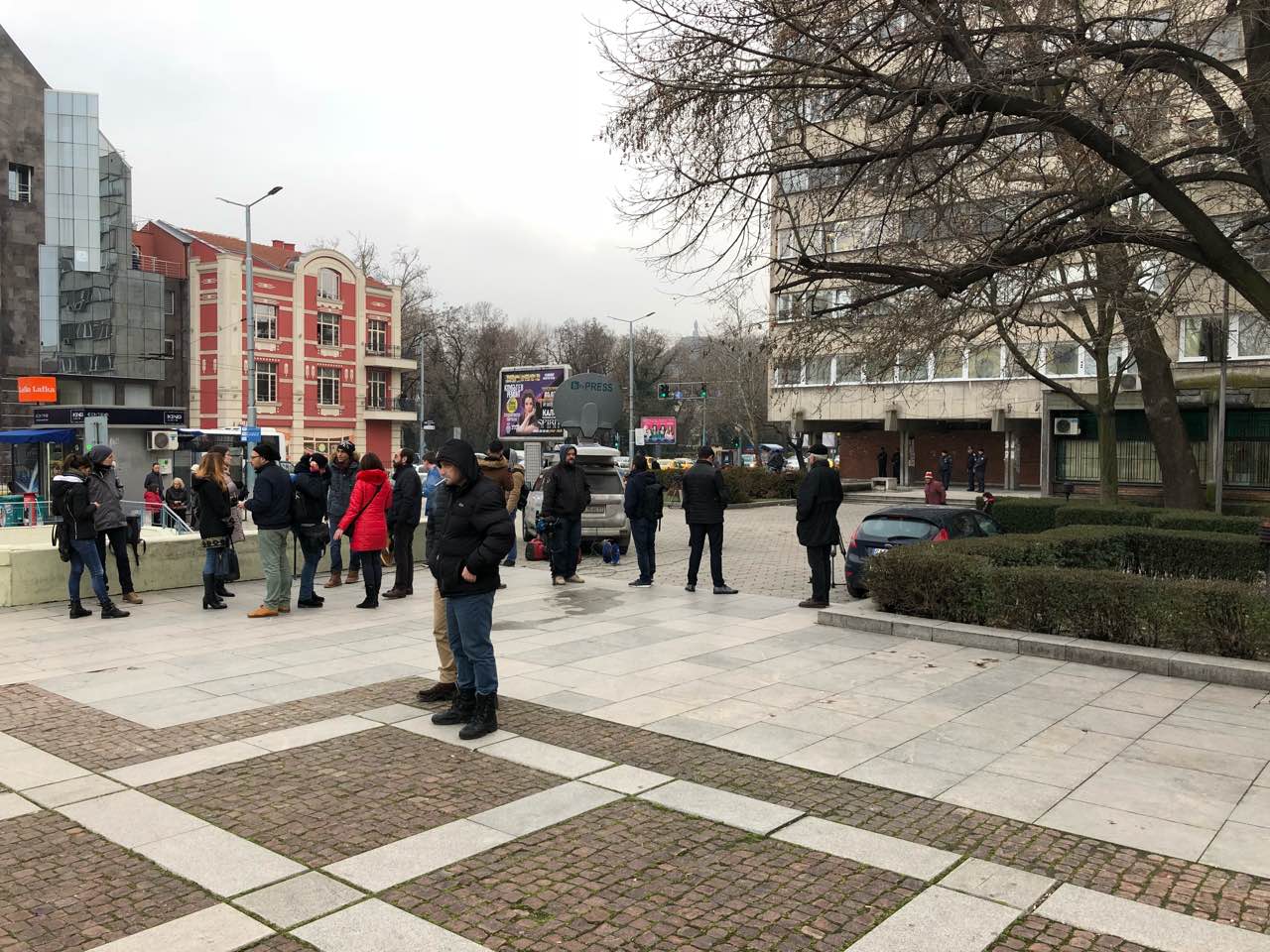 СНИМКИ: Журналисти и телевизии в паника на площад Съединение! Всички са на живо, а няма протестиращи