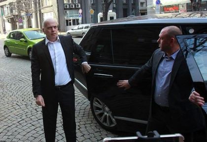 Депутатите обсъждат референдума на Слави Трифонов