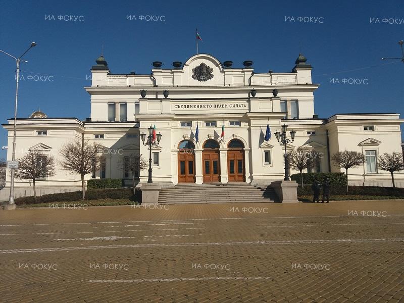 С 94 гласа „за“ парламентът реши хартиеното гласуване да бъде заменено с машинно на вота след местните избори през 2019 г.